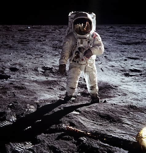 neil armstrong on the moon photo.